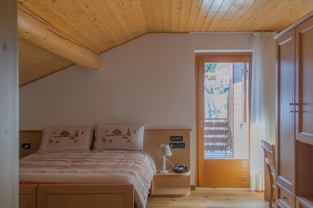 Meuble Rosalpina Hotel Isolaccia Bagian luar foto
