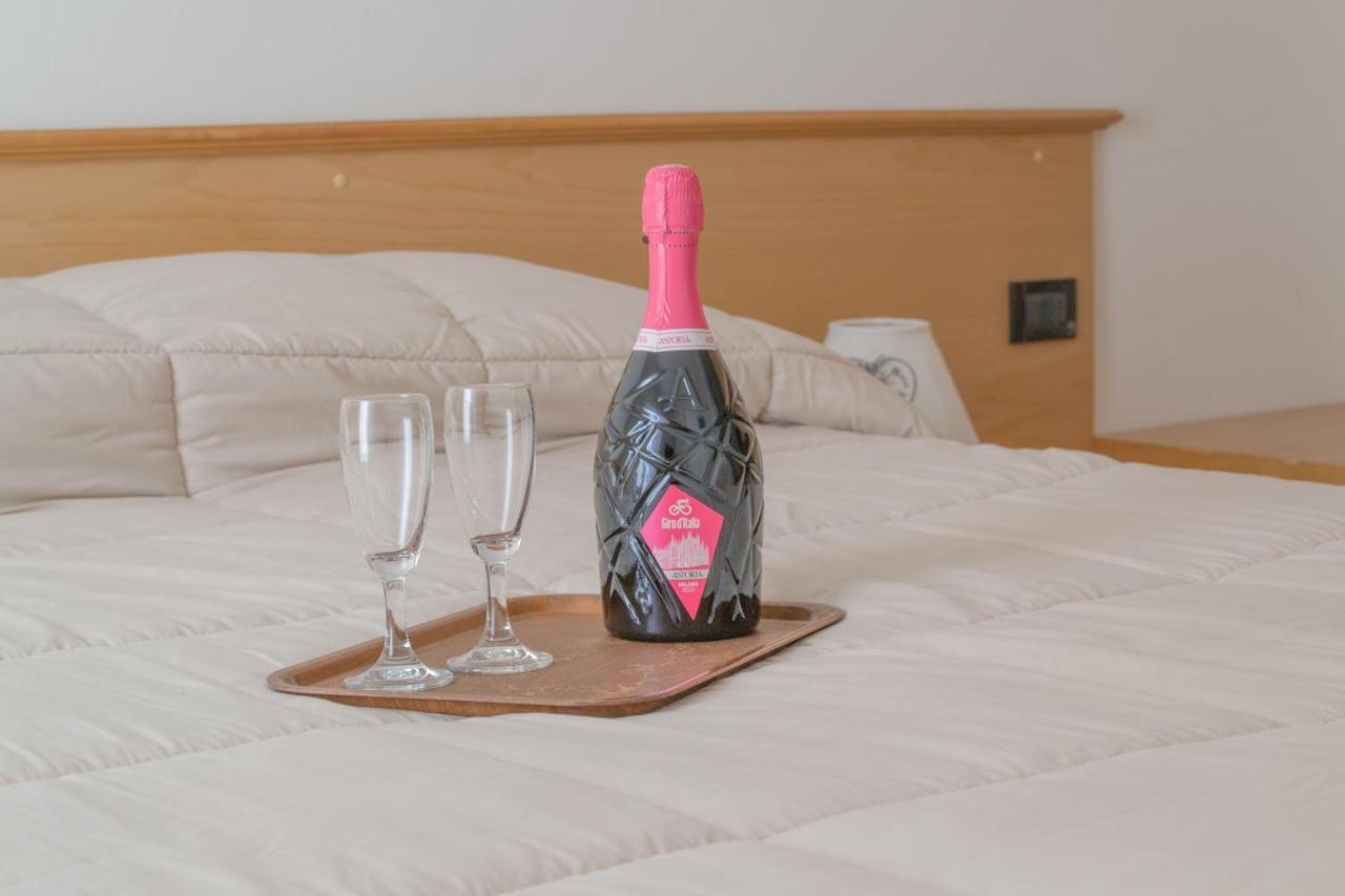 Meuble Rosalpina Hotel Isolaccia Bagian luar foto