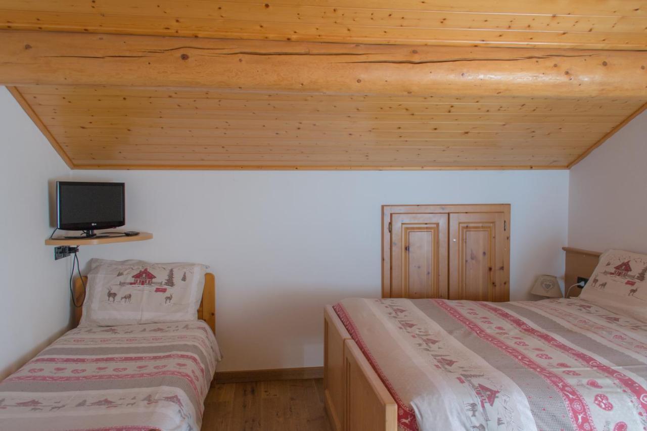 Meuble Rosalpina Hotel Isolaccia Bagian luar foto