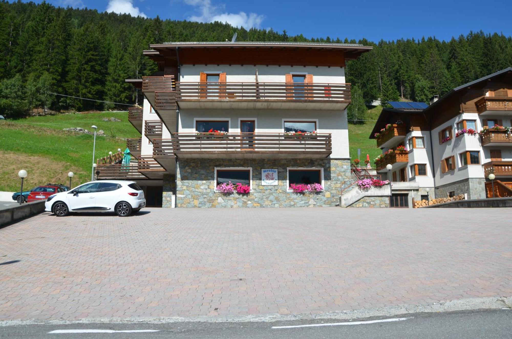 Meuble Rosalpina Hotel Isolaccia Bagian luar foto